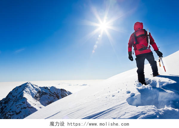 登山运动员到达雪山的顶部努力坚持不懈克服困难